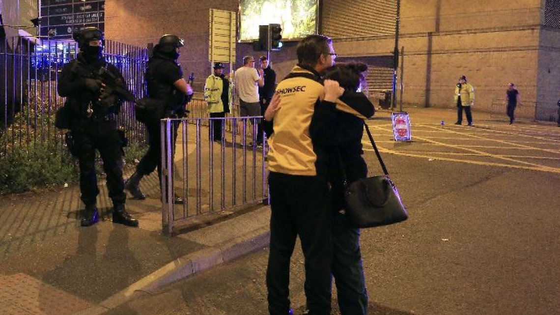 Al menos 20 muertos por explosión en concierto de Ariana Grande