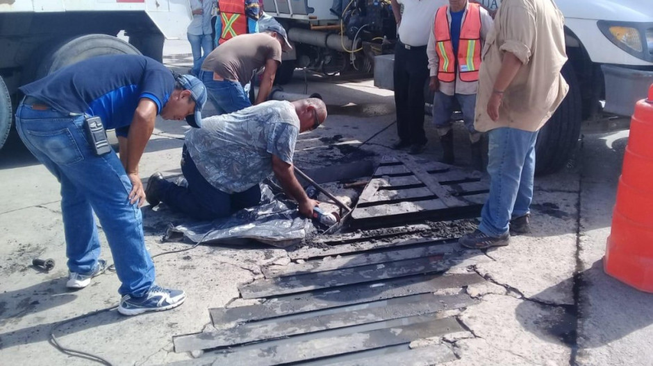 Realizan saneamiento y desazolve de bocas de tormenta en Madero