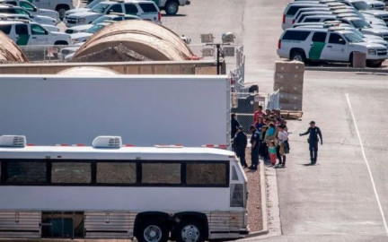 Delegación del gobierno de Biden visita frontera con México 