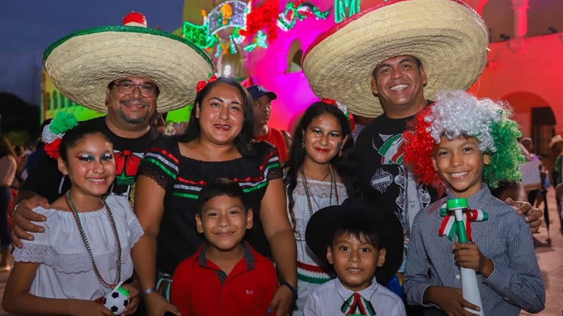 Festejan miles de neolaredenses Grito de Independencia de México   