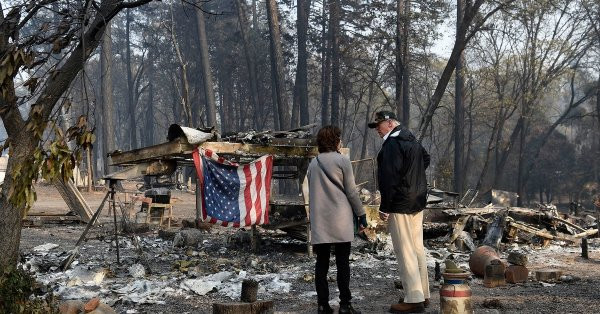 Trump visita zona devastada por incendios en California