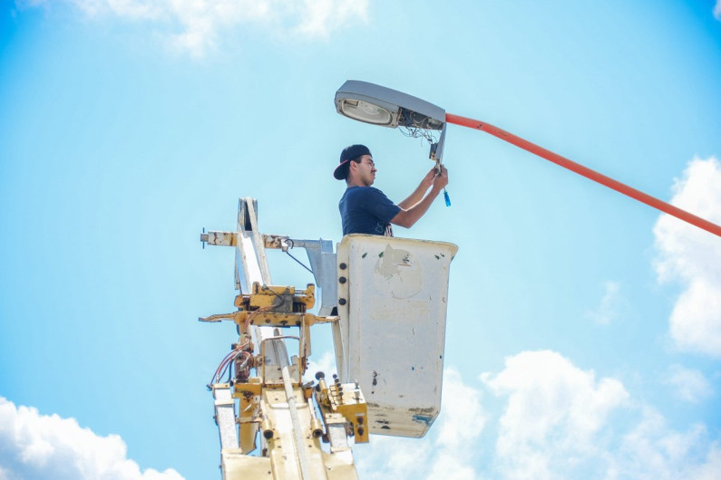 Realizan reparación de luminarias en Nuevo Laredo