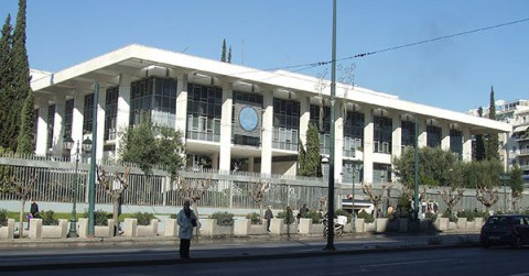 Arrojan pintura a la embajada de EU en Grecia