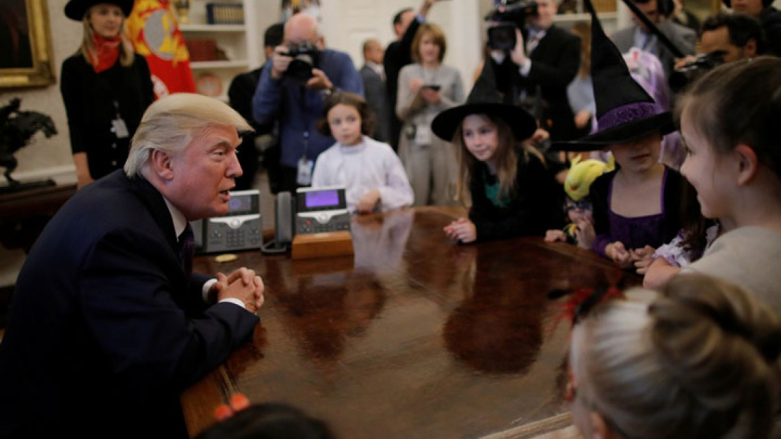 Trump reparte dulces y arremete contra la prensa