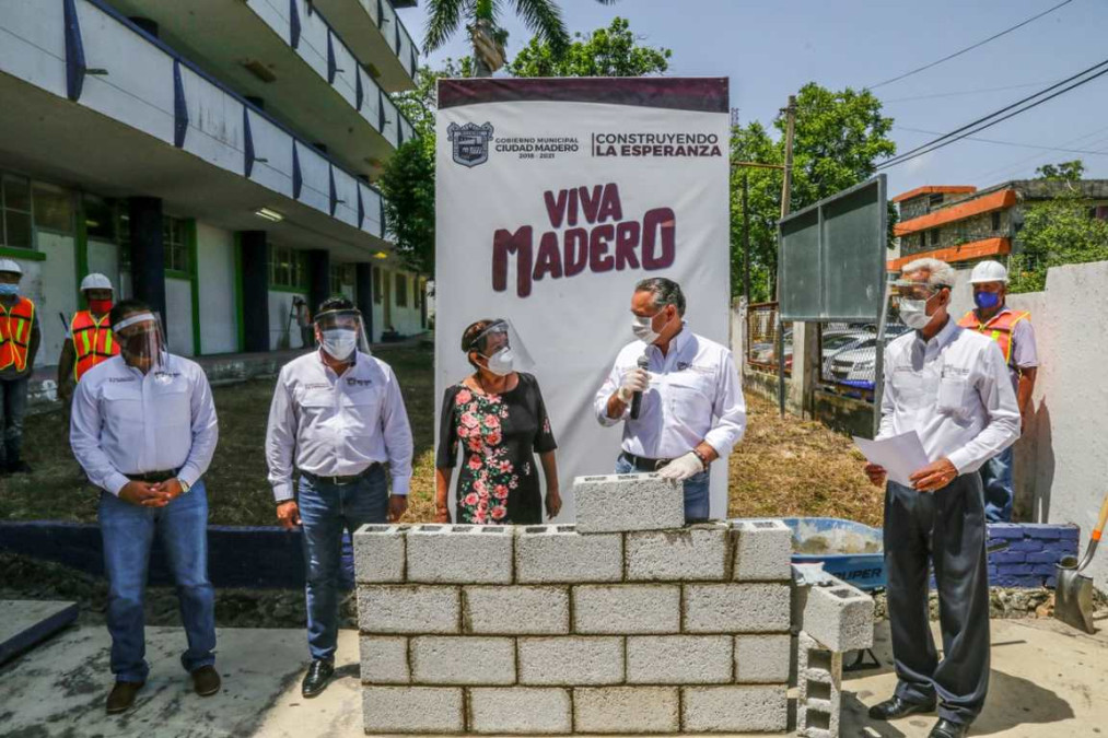 Cumple Alcalde su compromiso con la Educación