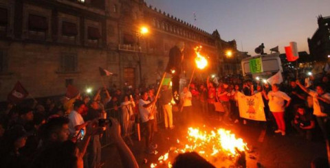 Manifestantes incendian piñatas de Peña Nieto y Trump en el Zócalo