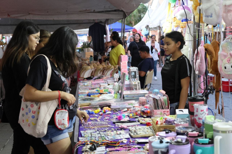 Disfrutan familias de Nuevo Laredo Bazar UNE Summer Edition