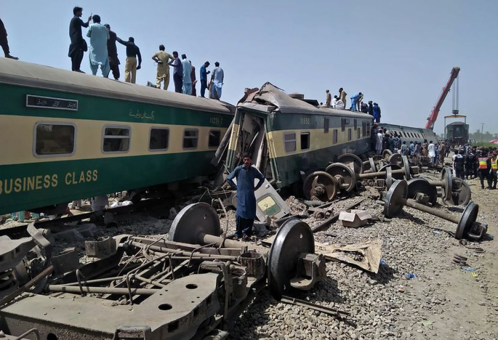Colisión de trenes deja más de 40 muertos en Pakistán