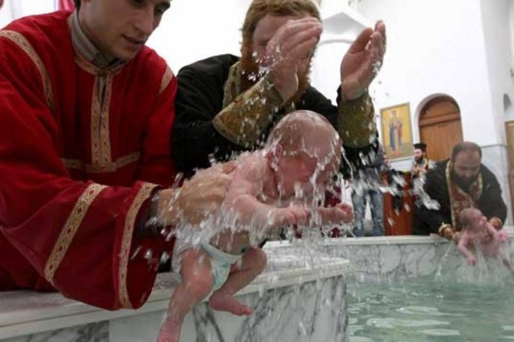 Conmoción por muerte de un bebé tras ser bautizado en Rumania 