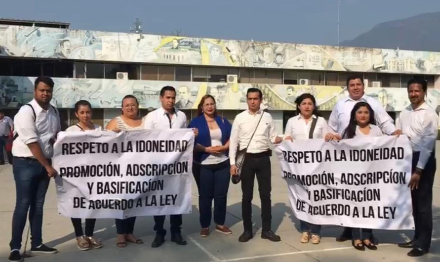 Protestan maestros, piden respeto a espacios ganados