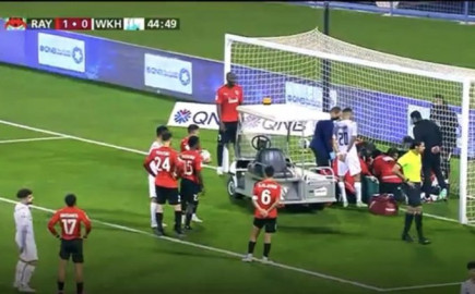Se desvanece futbolista y suspenden juego en Qatar