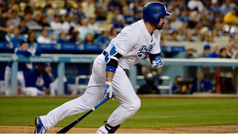 Adrián González considera retirarse por lesión en la espalda