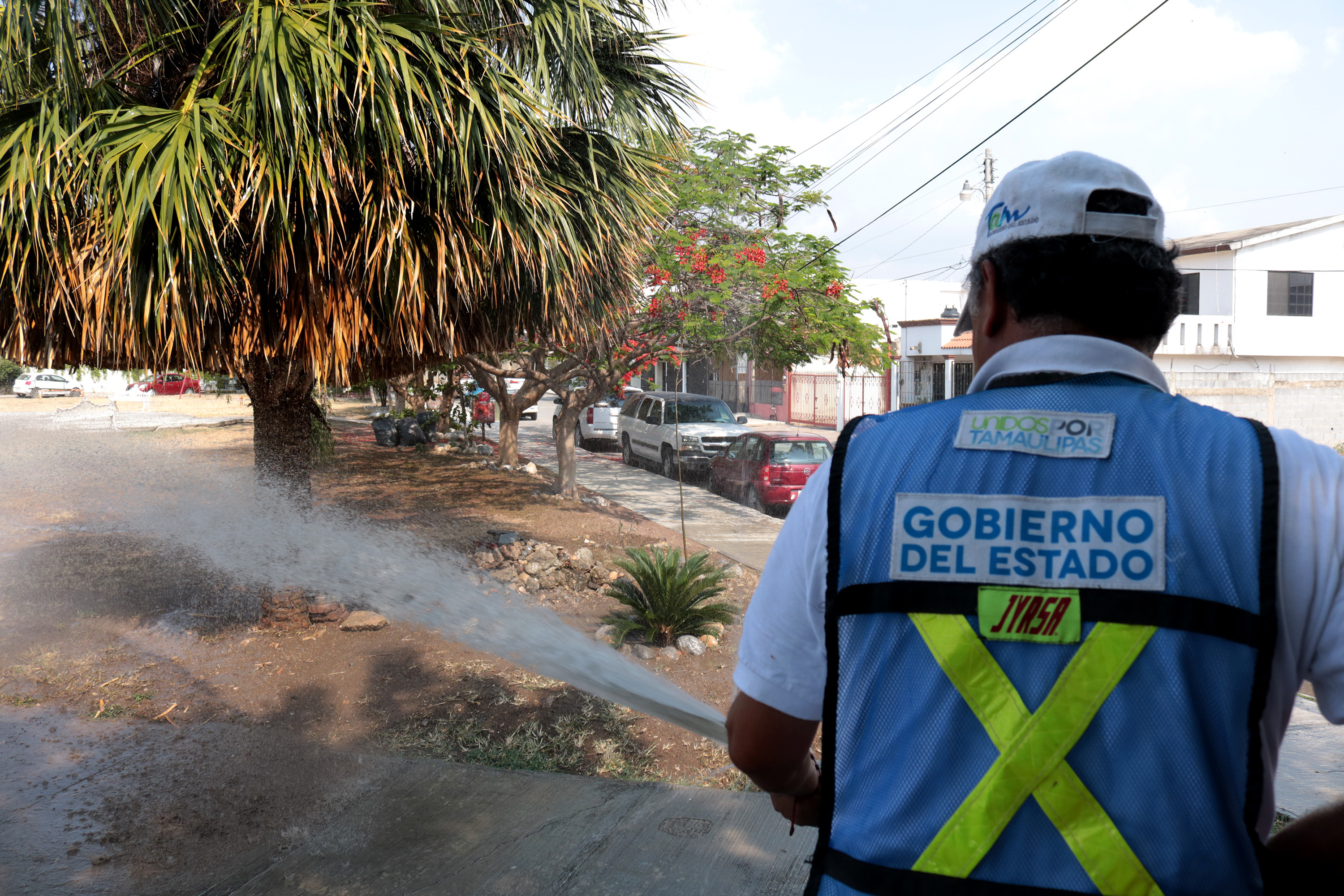 Aprovechan agua tratada en Ciudad Victoria regando plazas públicas, áreas verdes y parques