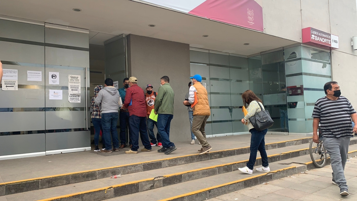 Continúan largas filas en oficina fiscal