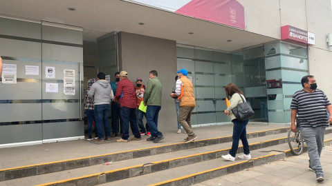 Continúan largas filas en oficina fiscal