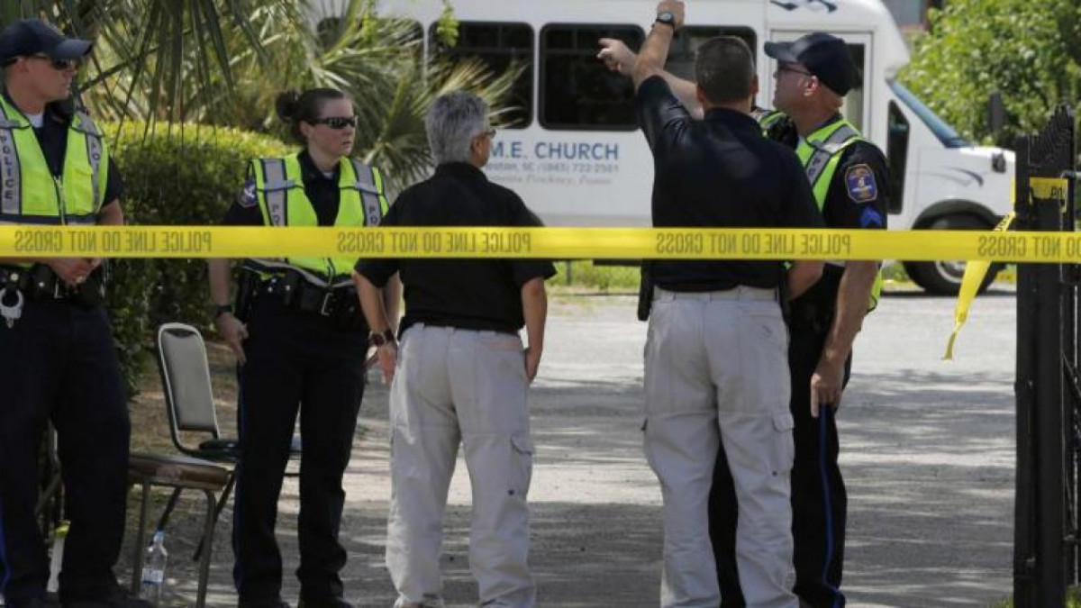 Hombre armado se atrinchera con rehenes en restaurante en Charleston