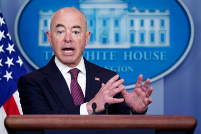 Alejandro Mayorkas, Secretario de Seguridad de EU da positivo a COVID-19