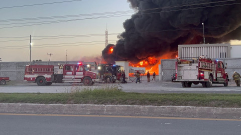 Guardia Estatal atiende incendio de cilindros de pipa con gasolina en Matamoros