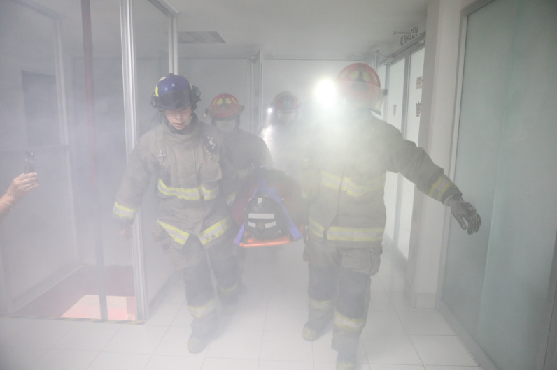 Reciben bomberos capacitación de rescate en situación de incendio en espacios cerrados 