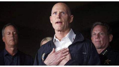 Tras matanza en Florida, gobernador analiza regular armas en su estado