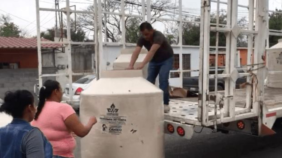 Organizaciones Civiles subsidian tinacos 