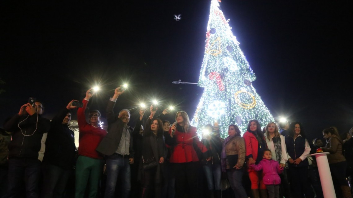 Niños encienden junto con alcaldesa Pino Navideño