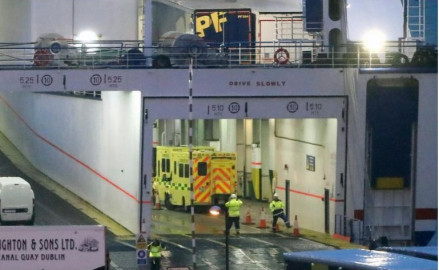 Encuentran a 16 migrantes en un contenedor sellado en Irlanda