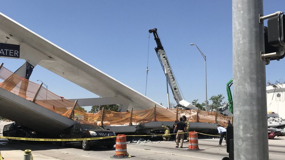  Puente peatonal colapsa y cae sobre autos en Florida