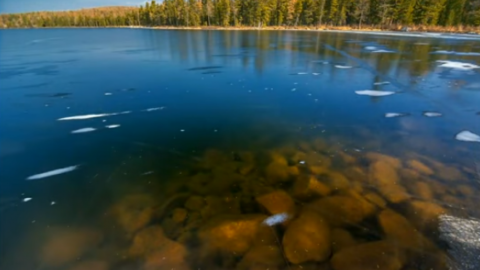 Mujer capta sonidos extraños en lago congelado