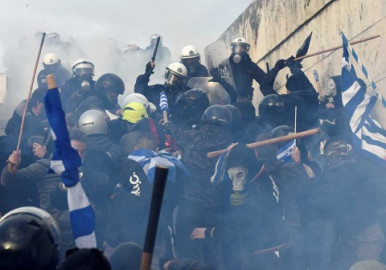 12 heridos deja protesta en Grecia