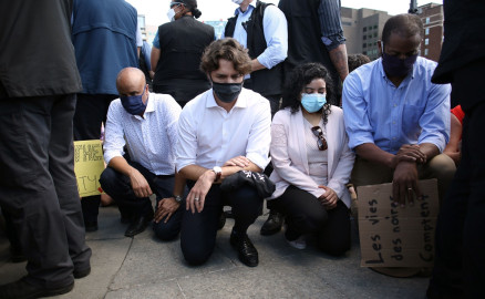 Justin Trudeau se hinca durante protesta contra racismo 