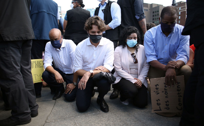 Justin Trudeau se hinca durante protesta contra racismo 