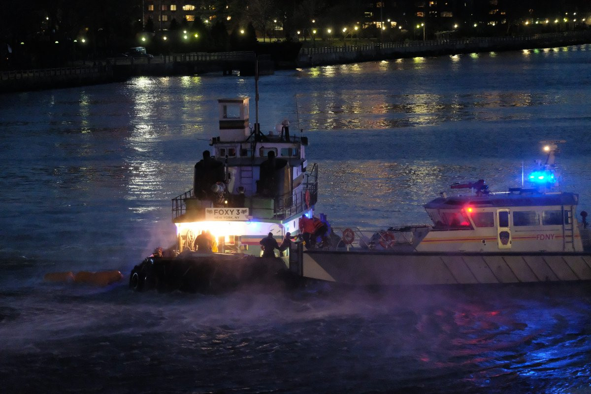 Al menos cinco muertos tras caída de helicóptero en río de NY