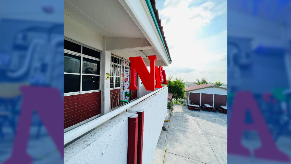 Todos a bordo: El Profe Chido decoró su salón de la NASA para estudiantes