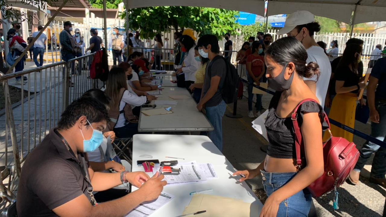 Inicia vacunación de 18 a 39 años en Victoria; el Guasón de los primeros en acudir 