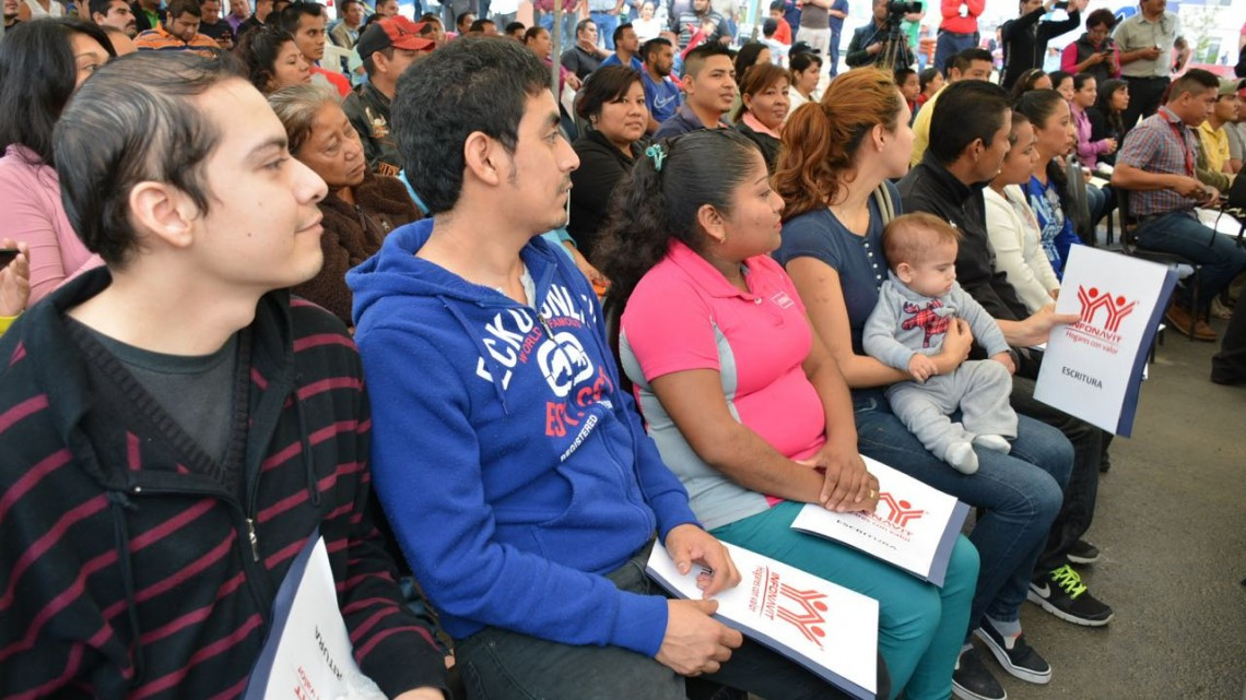 Reciben familias escrituras que avalan su patrimonio