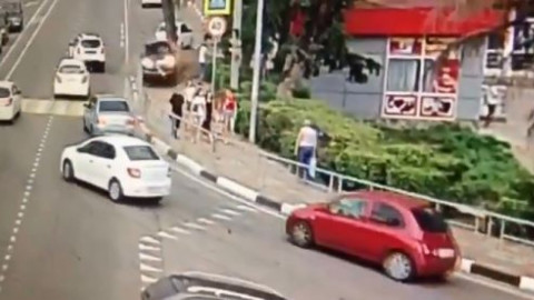 Auto embiste a transeúntes en Soshi Rusia; hay un muerto