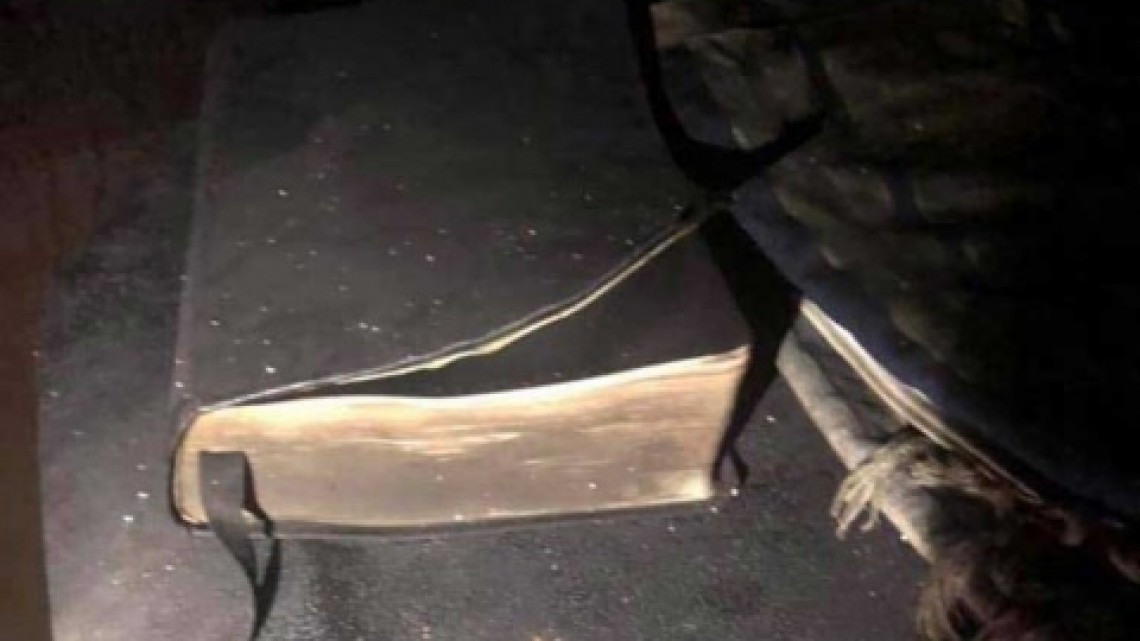 Biblias y cruces intactas tras demoledor incendio