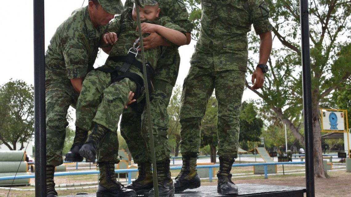Juan Pablo Macarena es nombrado Soldado Honorario por un día
