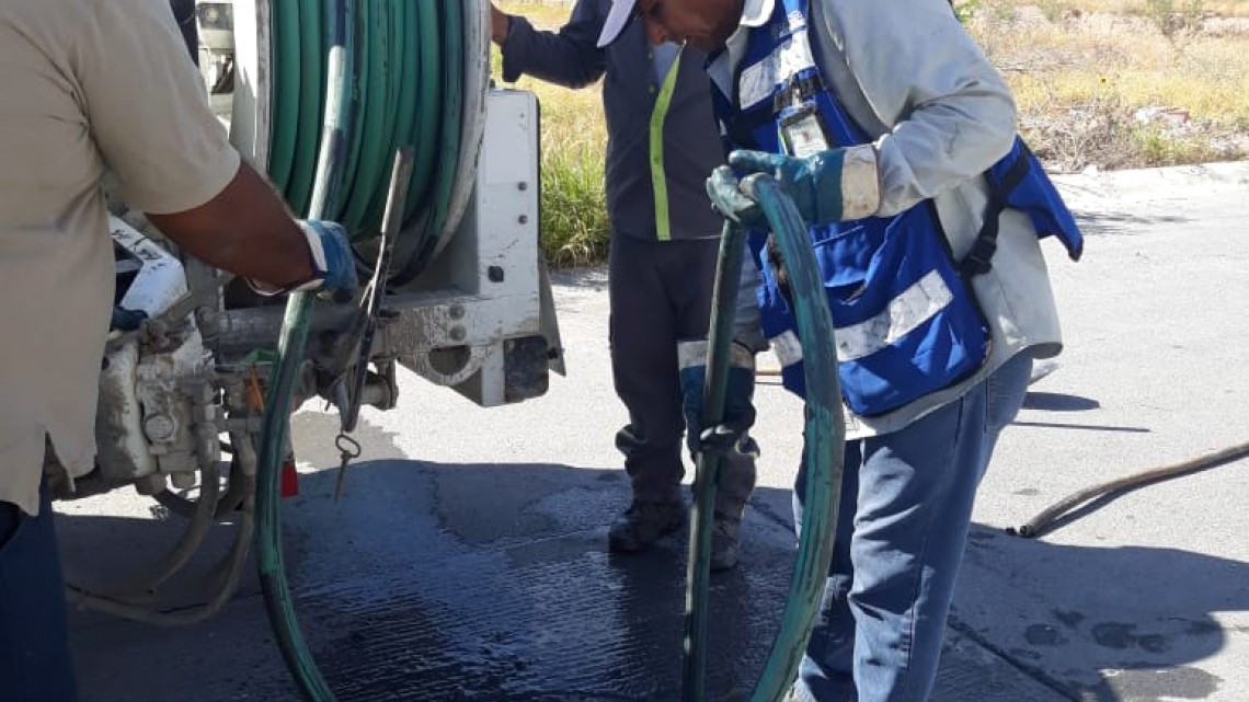 Extrae COMAPA desechos de alcantarillas 