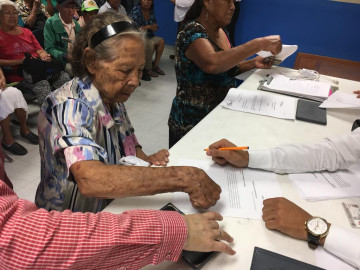 Realiza SEBIEN proceso de firmas para beneficiarios del programa de adultos mayores