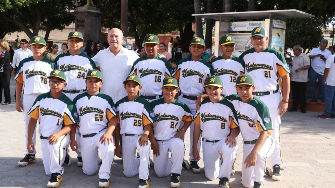 Alcalde de Matamoros abandera a peloteritos de la Matamoros A.C