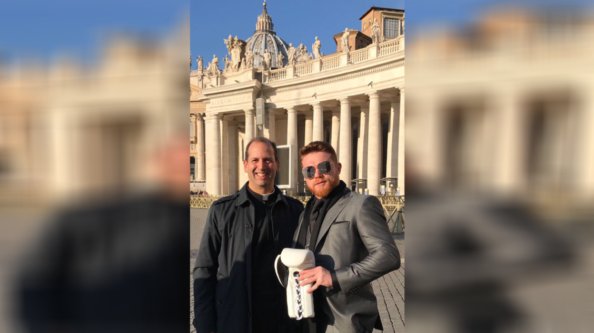 Saúl 'Canelo' Álvarez, regala guantes de boxeo al Papa Francisco 