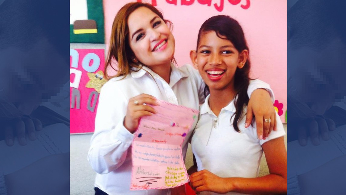 Destituyen a maestra por maltrato infantil