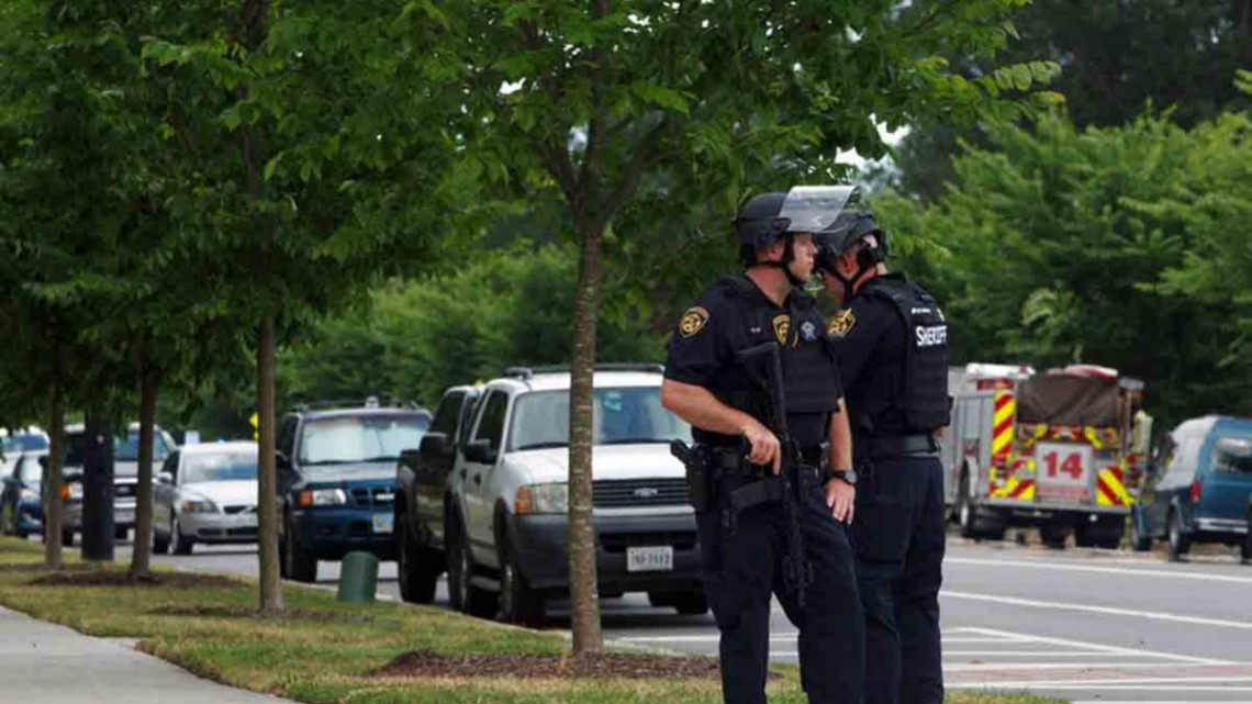 11 muertos tras tiroteo en Virginia Beach