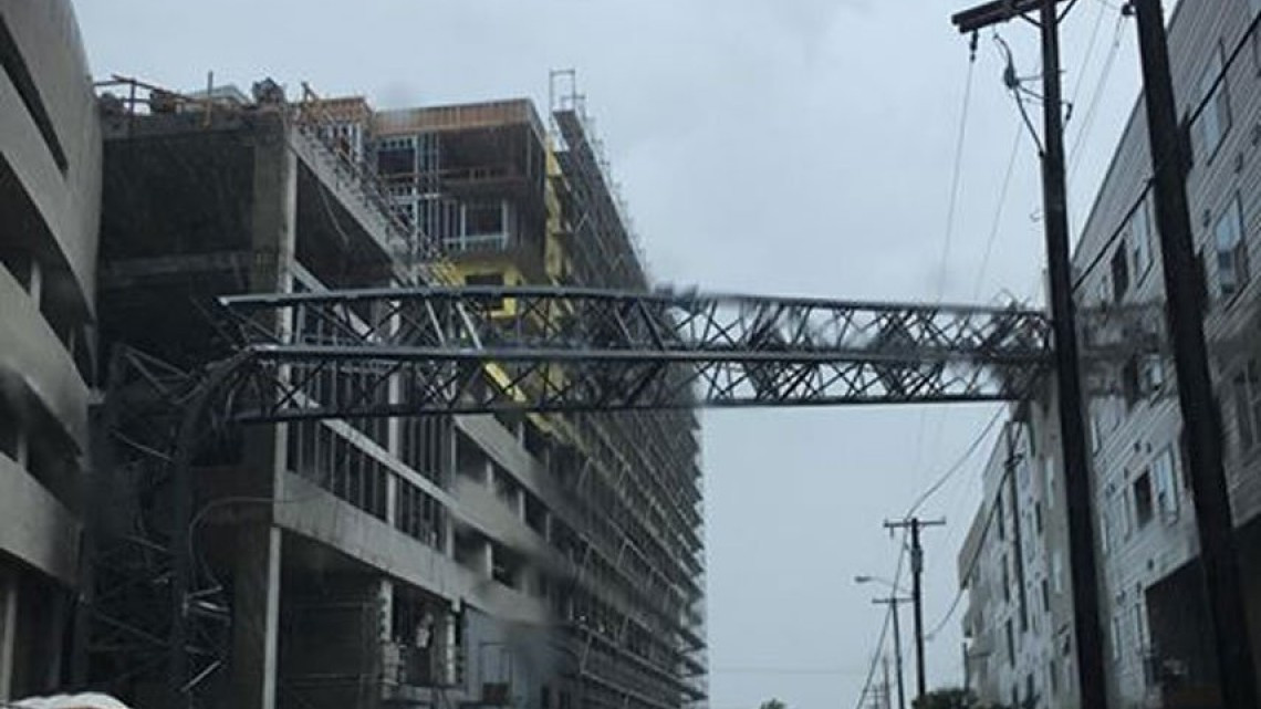 Deja un muerto tras caída de una grúa sobre edificio en Dallas