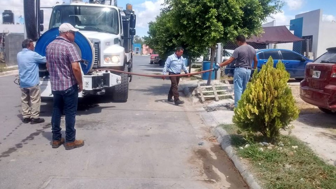 Comapa trabaja con equipo vactor