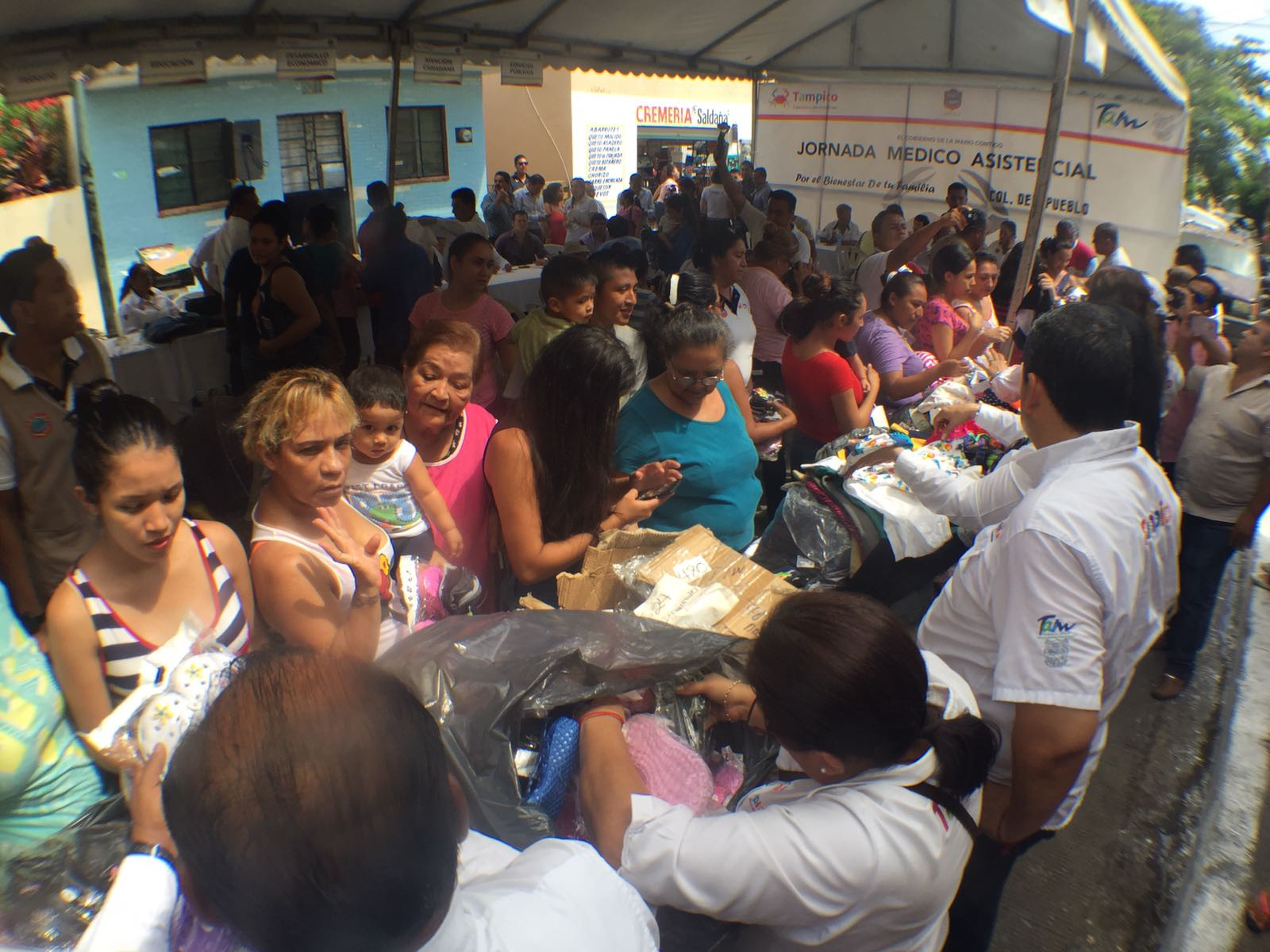 Beneficia Ayuntamiento a residentes de la colonia del Pueblo