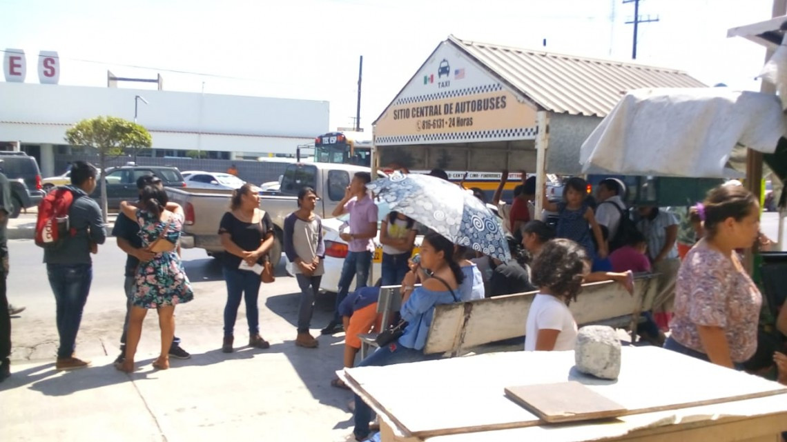 Bajo los rayos del sol y una sensación de 42 centígrados jóvenes esperan por su beca