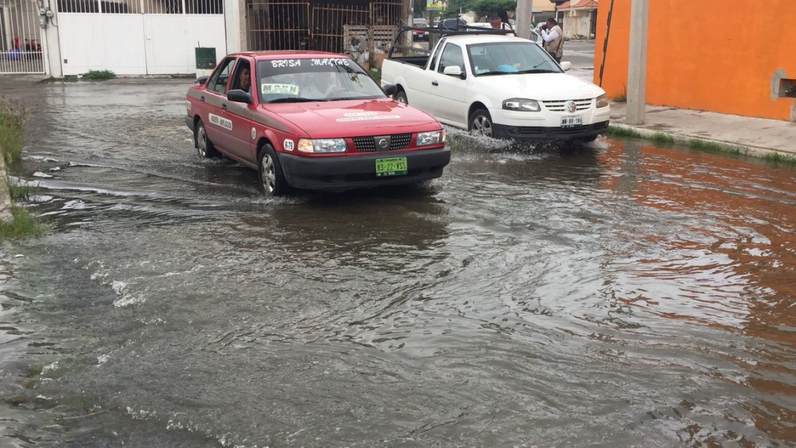 Fuga de aguas negras se convierte en río en la Manuel R. Díaz